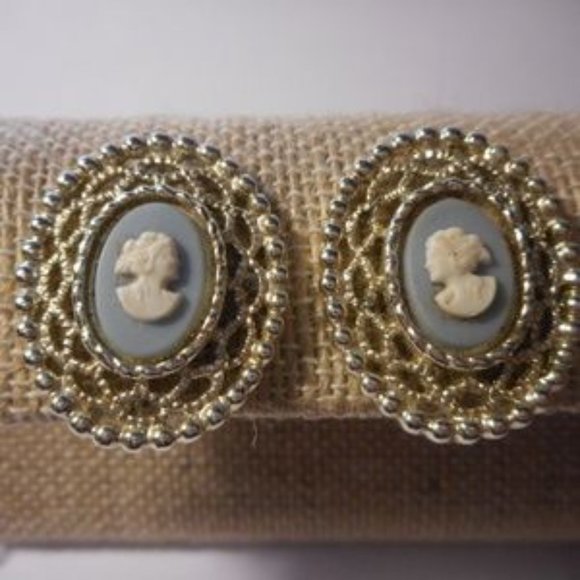 "Vtg Sarah Coventry Blue Cameo Clip Earrings " - Picture 2 of 4